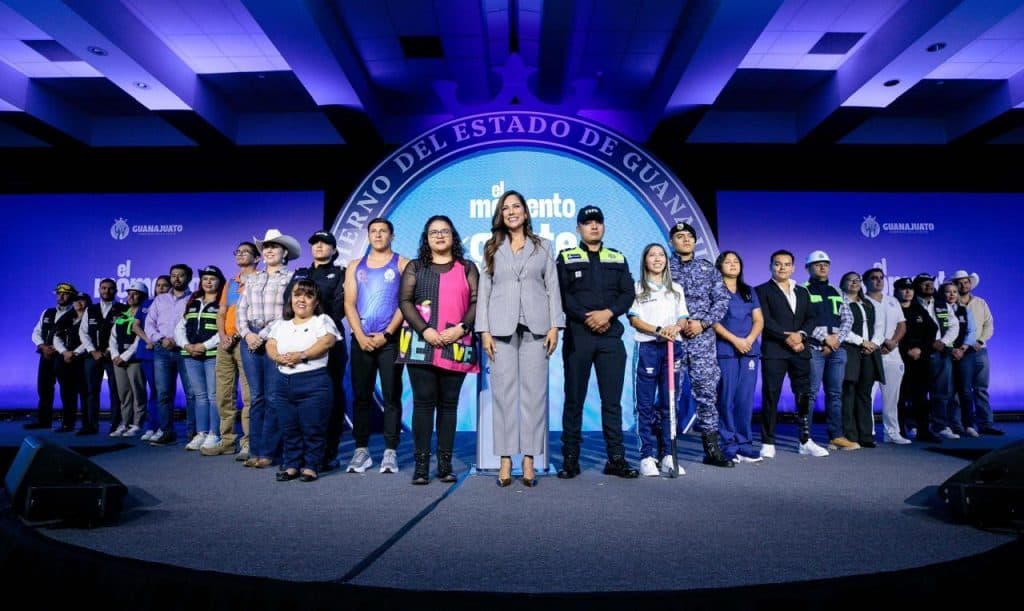 Estamos logrando lo imposible: Libia Dennise. 1. Diverse grupo de personas en evento oficial del gobierno de Guanajuato.