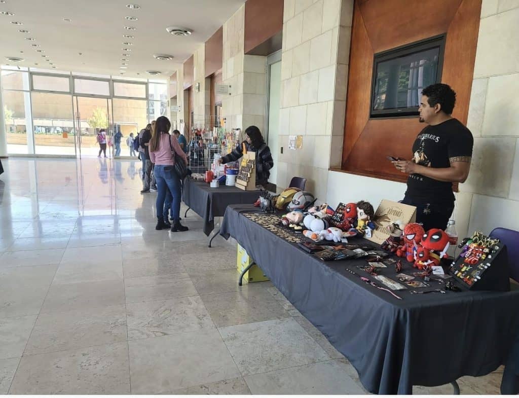 Festival de Cómic y Manga llega a la Biblioteca Central Estatal 1. Vendedor de artículos de geek y collectibles en tienda de centro comercial en México.