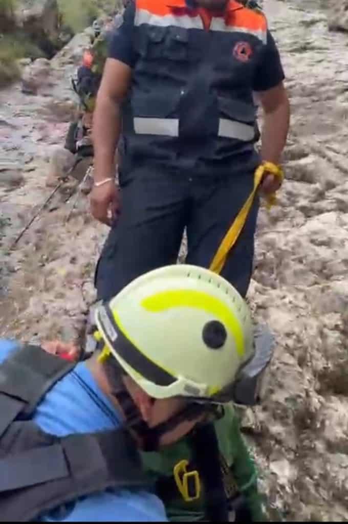 Hombre de 63 años sobrevive caída en el cerro de La Bufa; fue rescatado por autoridades de Guanajuato Rescatista brindando ayuda en terreno accidentado en zona montañosa.