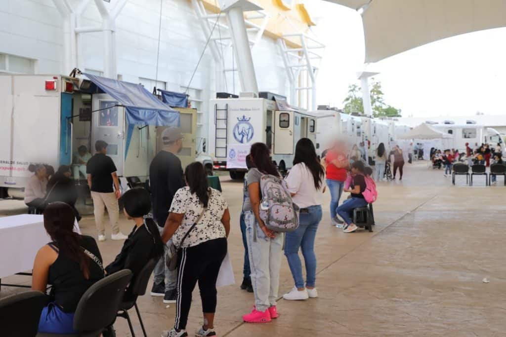 Cuentame: experiencia en evento con caravanas y asistentes en espacio al aire libre.
