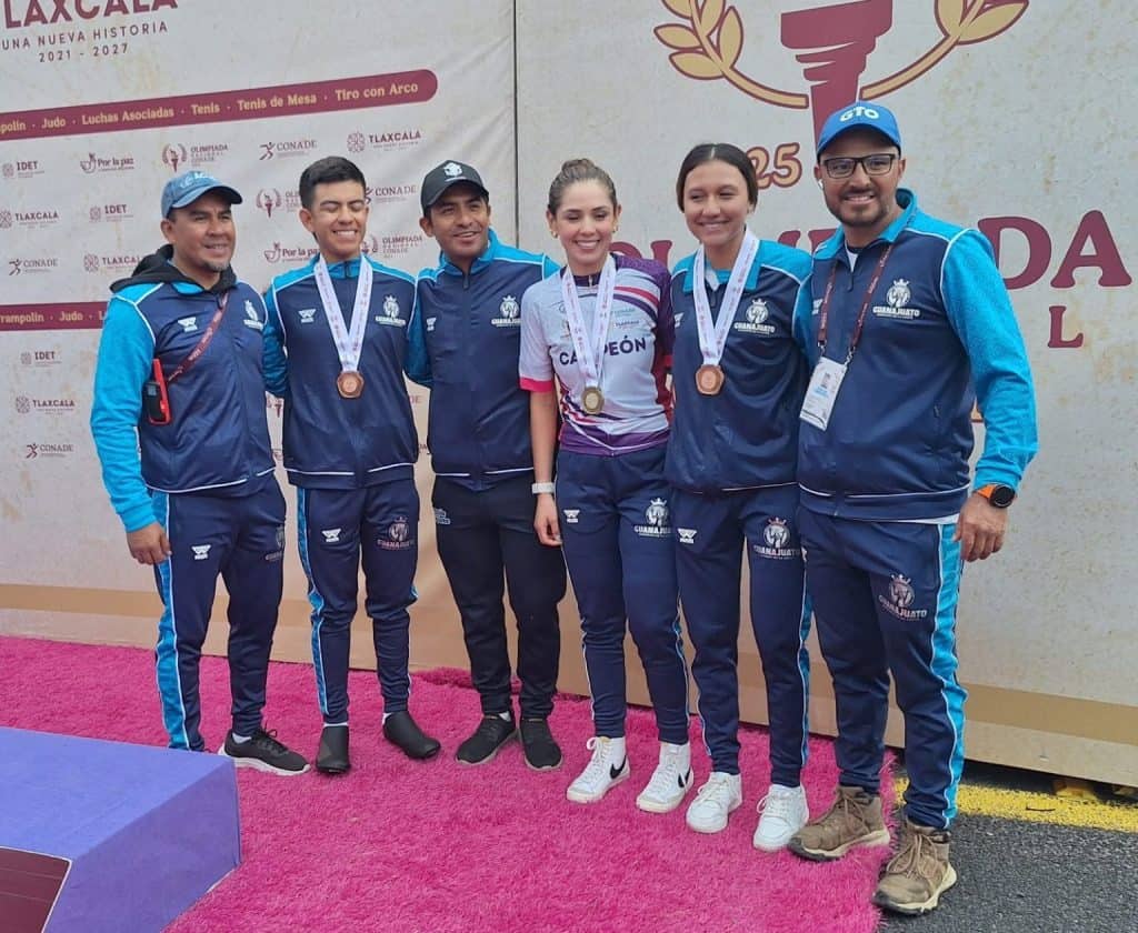 Atletas con medallas en campeonatos de tiro con arco en Tlaxcala, celebración de éxito deportivo y reconocimiento a deportistas mexicanos.
