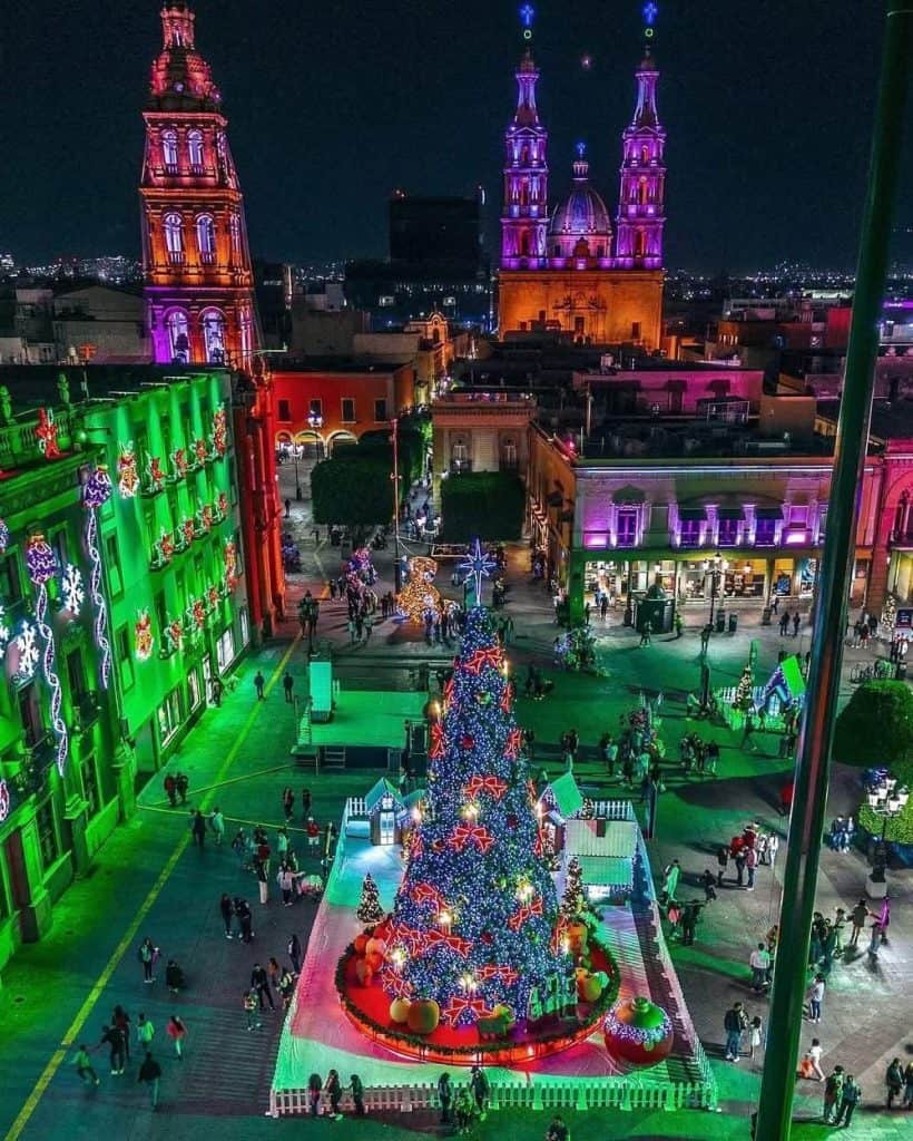 Guanajuato listo para cerrar el año con festivales y eventos de gran formato Luces navideñas en Cuéntame, ciudad iluminada con árbol de Navidad y decoración festiva.