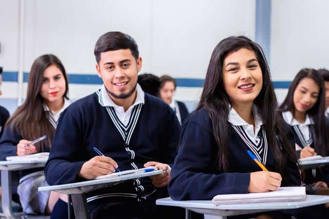 Guanajuato abrirá 30 nuevos bachilleratos con cupo para 3 mil 650 estudiantes Estudiantes en clase, aprendiendo en un aula moderna, promoviendo el crecimiento académico y el desarrollo personal.
