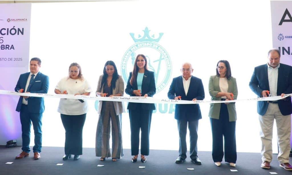 Alta calidad de la ceremonia de inauguración en Salamanca, evento oficial con autoridades y representantes.