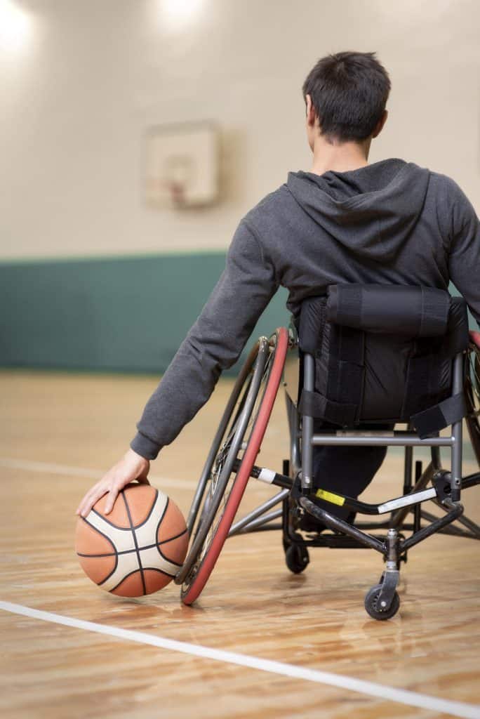 Accesibilidad en deportes para personas en silla de ruedas jugando baloncesto.