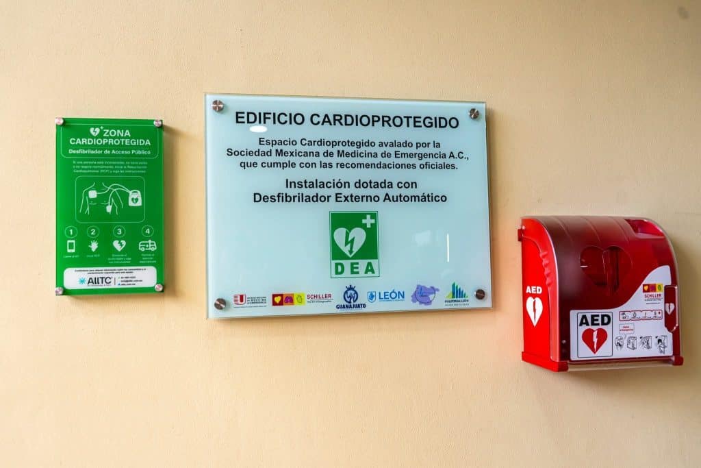 Accesible a área con desfibrilador externo automático en edificio cardioprotegido.