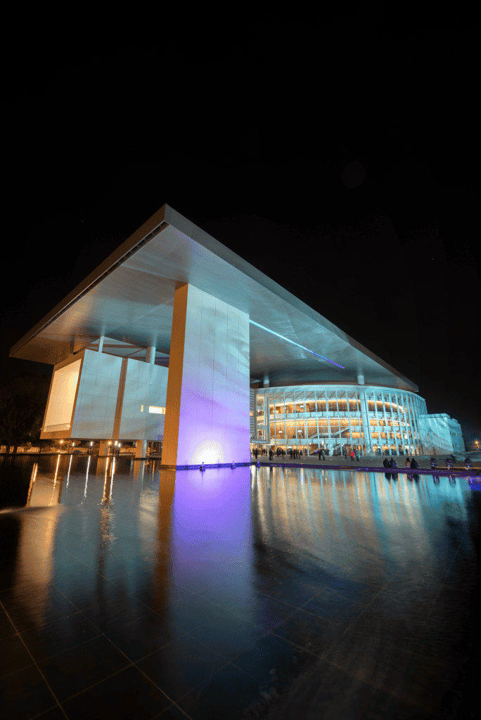 “Mi luna”, espectáculo de danza contemporánea que honra lo femenino, llega al Teatro del Bicentenario Moderno edificio iluminado en noche con reflejo en agua, arquitectura innovadora y diseño vanguardista en Mexicali.