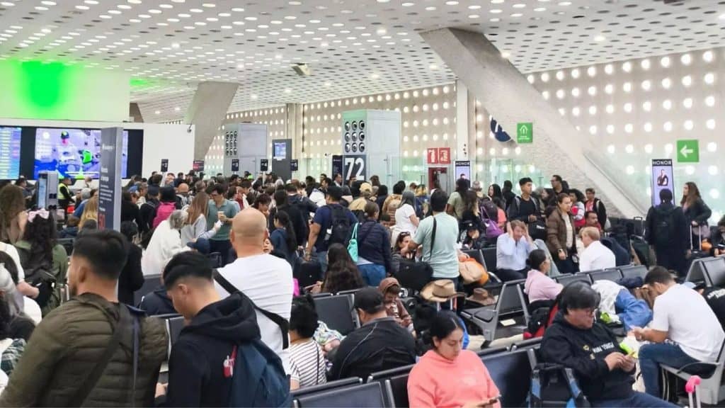 Personas en aeropuerto esperando vuelos destinos internacionales y nacionales.