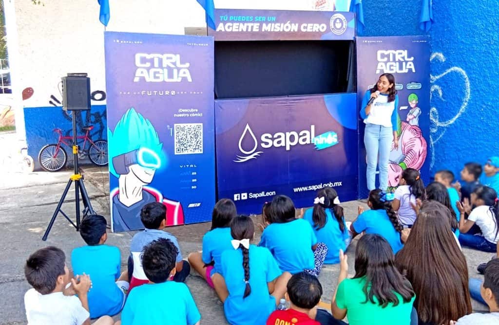 Vigilantes de agua en evento infantil de concientización ecológica y salud.