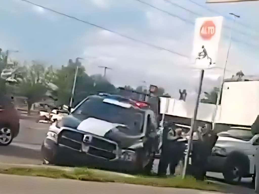 Accidente de tránsito con dos vehículos impactados y humo en el escenario.