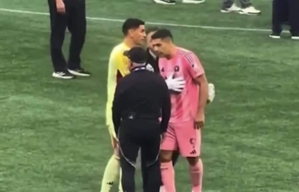 Lesiones en futbol, atención médica, jugadores en campo, incidentes deportivos en México.