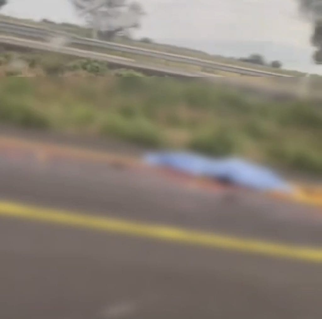 Encuentran cuerpo de motociclista sobre carretera; presuntamente fue atropellado múltiples veces