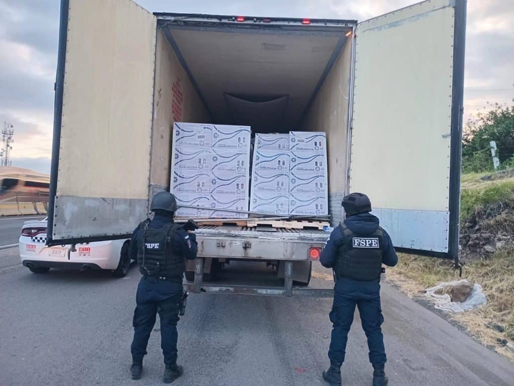 Recuperan tractocamión con 28 toneladas de carne para hamburguesa; su valor estimado es de 5 millones de pesos