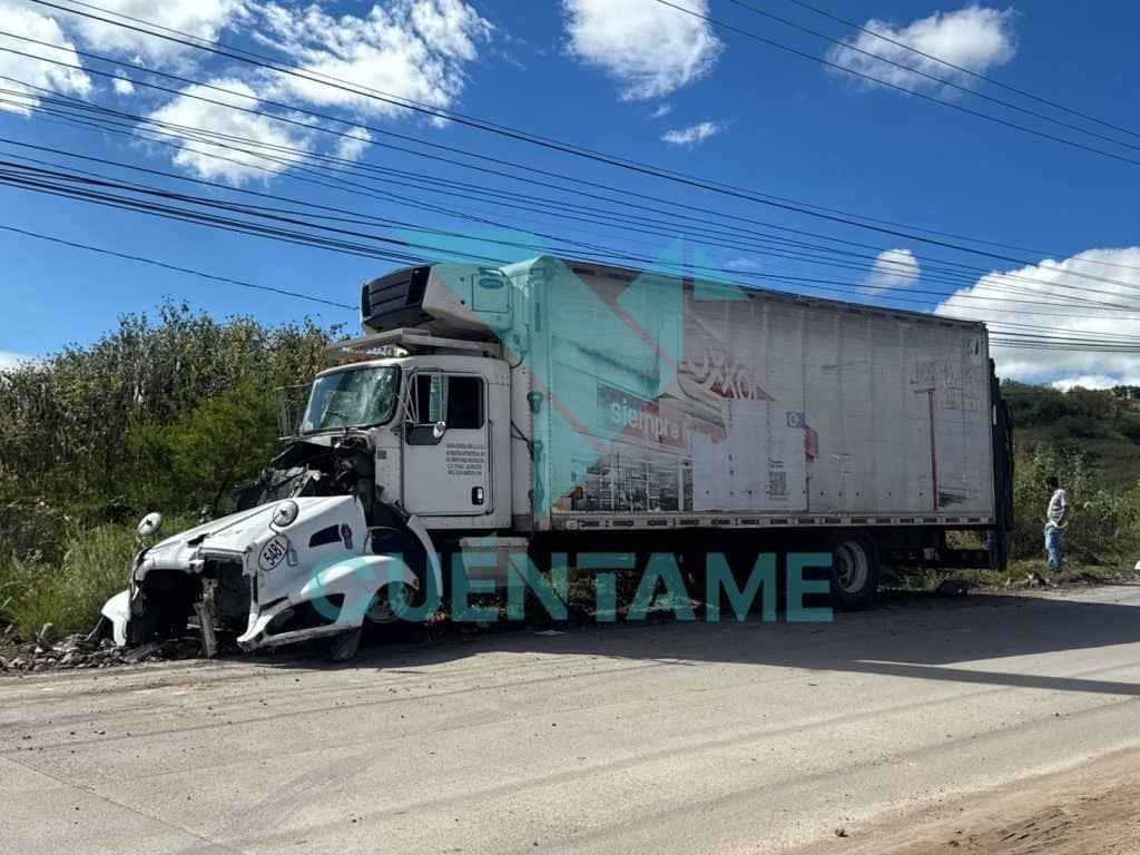 Camión sin frenos impacta a familia en bulevar Las Joyas; se salvan de milagro