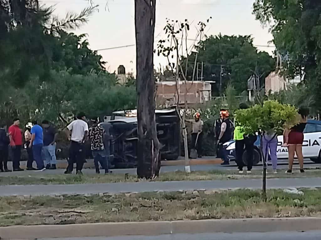 Camioneta de carga vuelca sobre el bulevar Timoteo Lozano; conductor sale ileso
