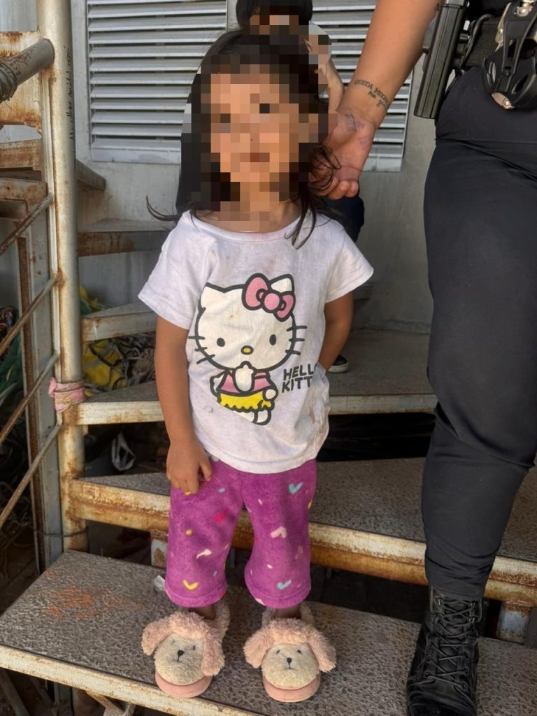 Rescatan a menor que quedó atorada en las protecciones de una vivienda en León