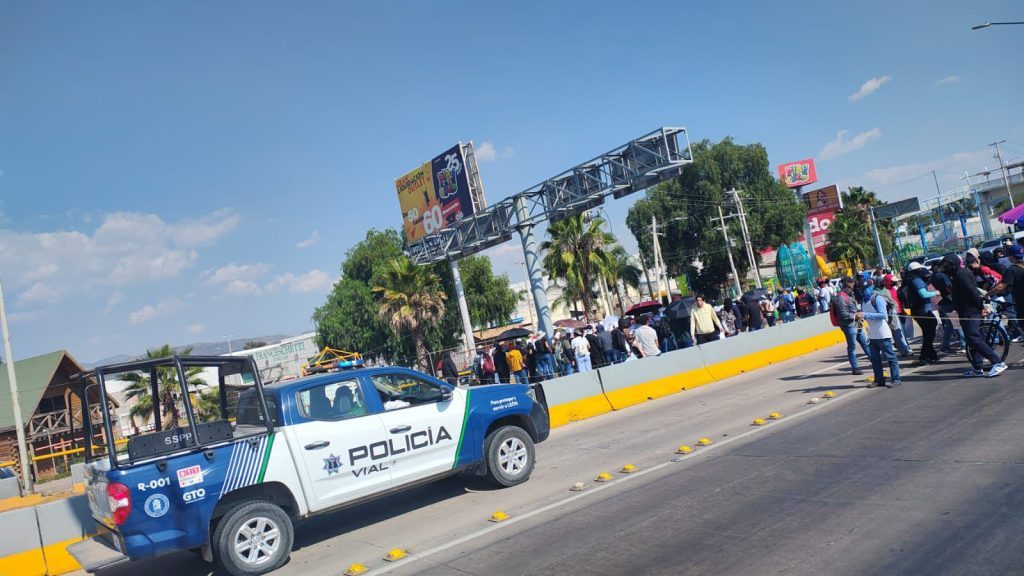 Estudiantes del Instituto Tecnológico de León mantienen paro y bloquean el bulevar Aeropuerto; exigen destitución de directivos y justicia por alumna fallecida