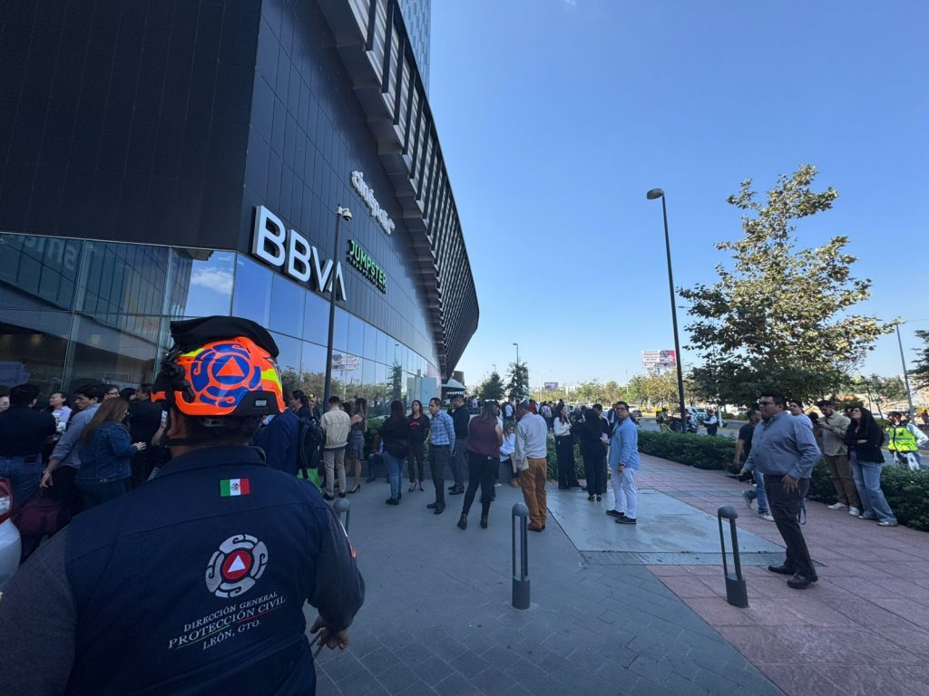 Evacuan a más de 400 personas por incendio en edificio sobre el bulevar José María Morelos