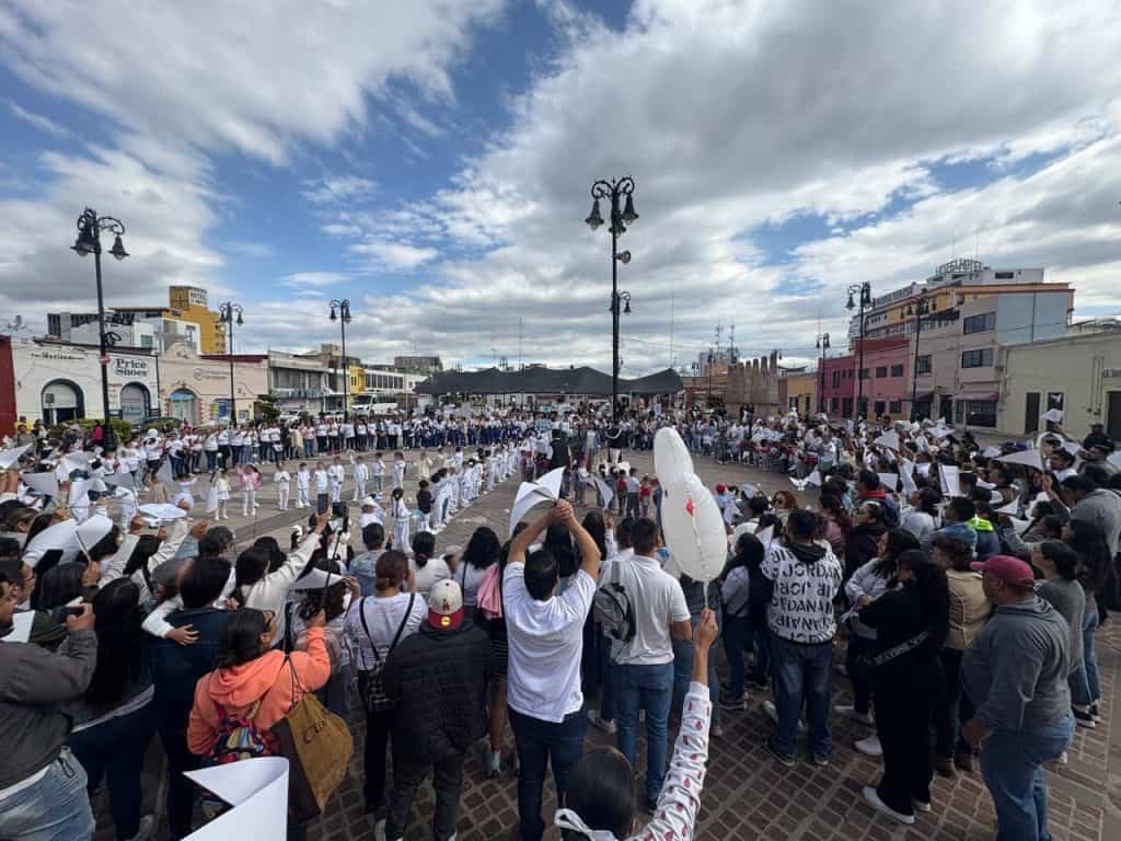 Se suman niñas y niños de Salamanca a marcha por la construcción de la paz