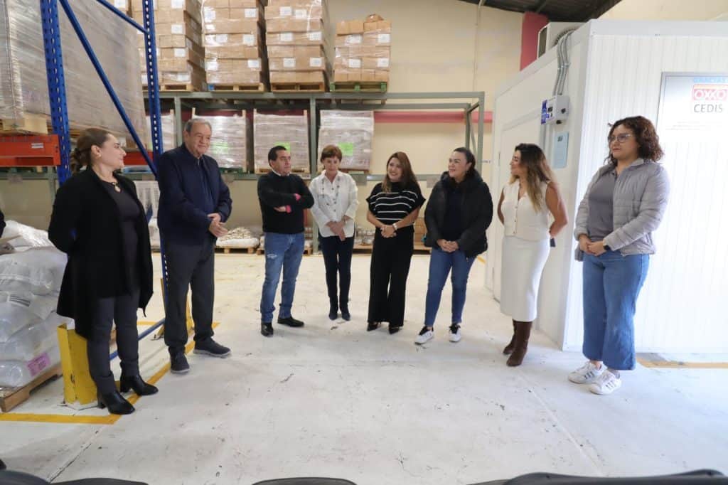 DIF León recibe cámara frigorífica que ayudará a mantener alimentos frescos para miles de familias Personal de oficina visitando almacén de cártel Cuéntame, en proceso de producción y distribución.