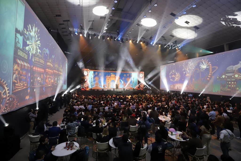 Auditorio con proyecciones temáticas y audiencia en evento cultural o de entretenimiento en México.
