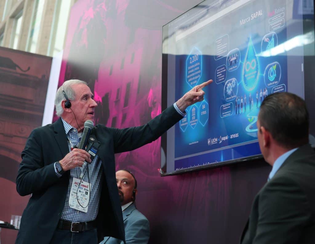 Estratega en conferencia presenta análisis de datos en pantalla digital.