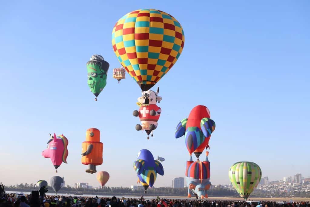 Coloridos globos de hot air en festival de globo en Toluca, México, durante amanecer.