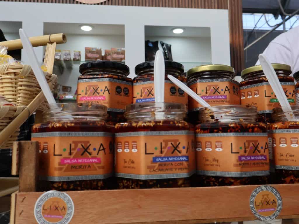 Jarretes de salsa artesanal LIXA en display, producto mexicano de sabor intenso y picante.