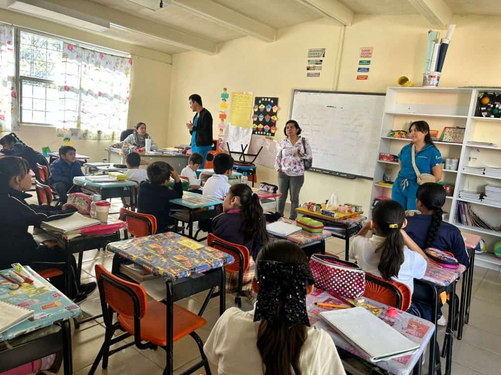 1. Aula de escuela primaria en Cuentame con niños y maestras participando activamente.