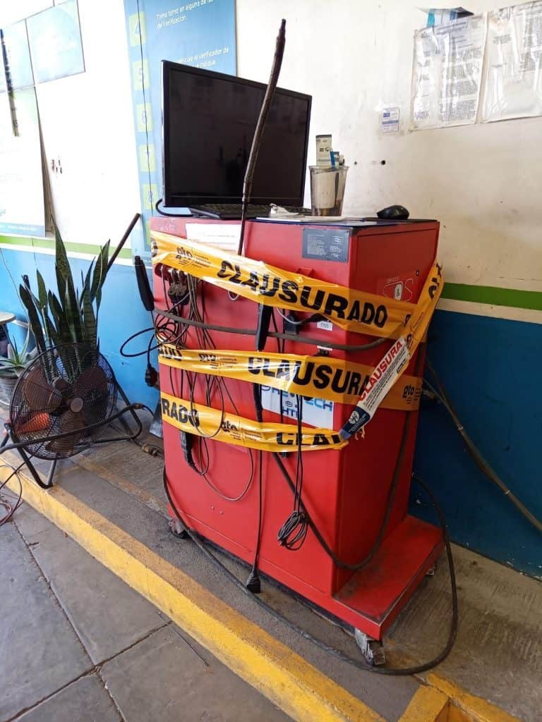 1. Equipo de soporte técnico con cinta de clausura y monitor en estación de trabajo.