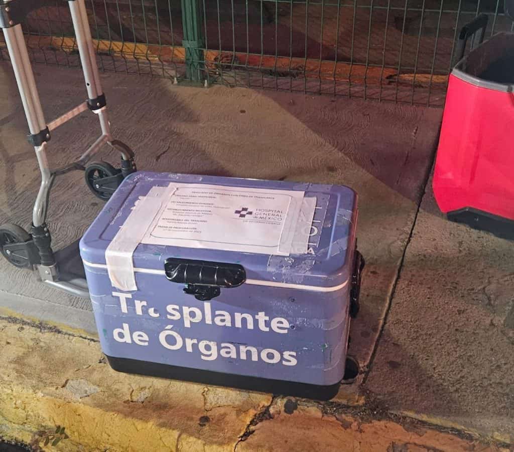 Joven de 19 años originario de Silao se convierte en héroe de vida 1. Caja de órganos donados en hospital, en silla de ruedas.