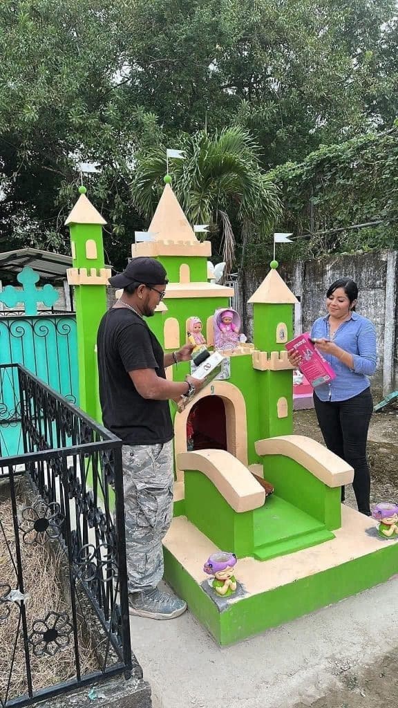 Colorido castillo de juegos infantiles en Cerrajería Cuéntame, ideal para distrutar en familia.
