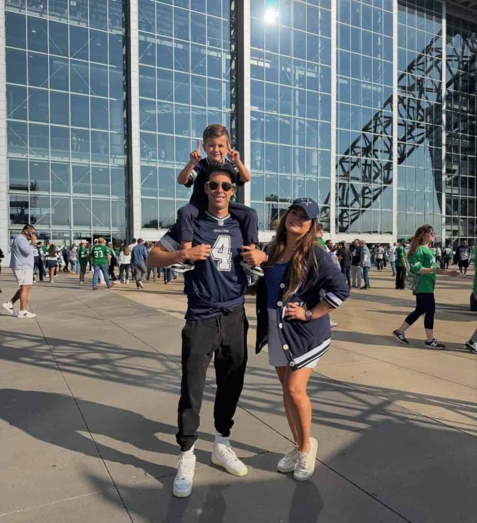 1. Familia disfrutando partido de fútbol en estadio de Dallas, EE.UU.