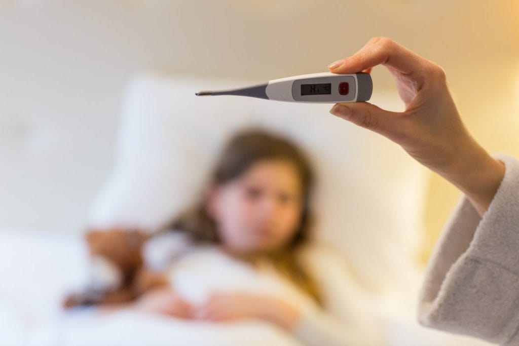 Termómetro digital para fiebre en persona enferma en cama, cuidado salud, tecnología médica, salud y bienestar, medicina casera, atención médica en casa.