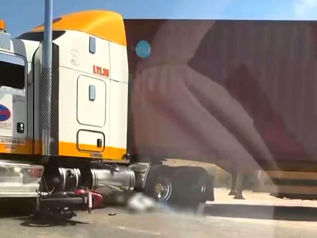 Caída de camión de carga en carretera, accidente de tráfico con vehículo grande y accidente vial.