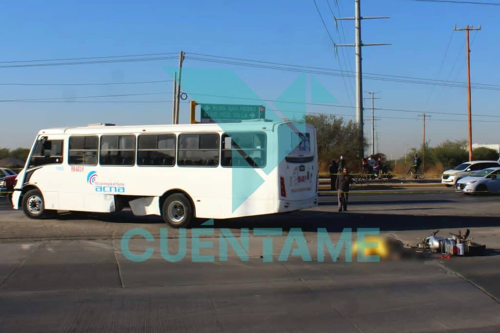 Accidente de tránsito con una bicicleta y un autobús en la vía rápida. Personas observando la escena y autoridades presentes.