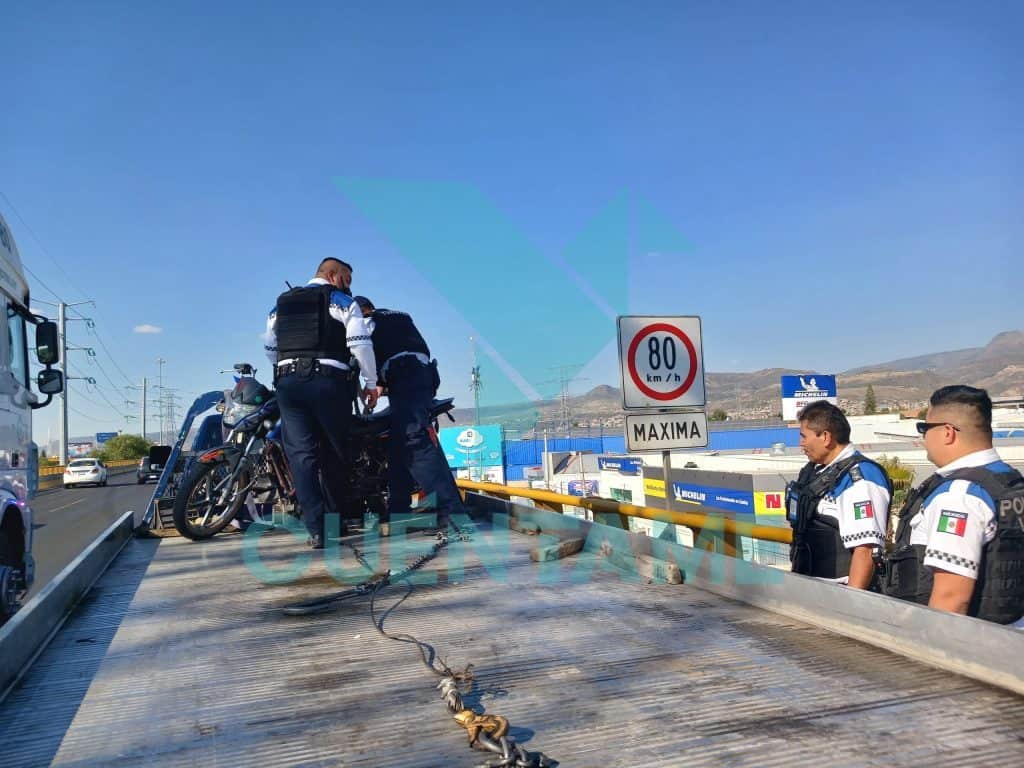 Accidente de tráfico con motociclista asistido por policías en la autopista.