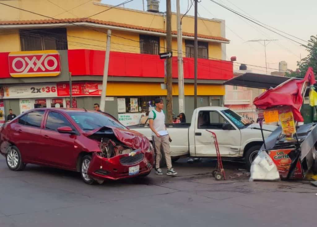 Accidente de tránsito con coches dañados frente a tienda OXXO en la Ciudad de México.