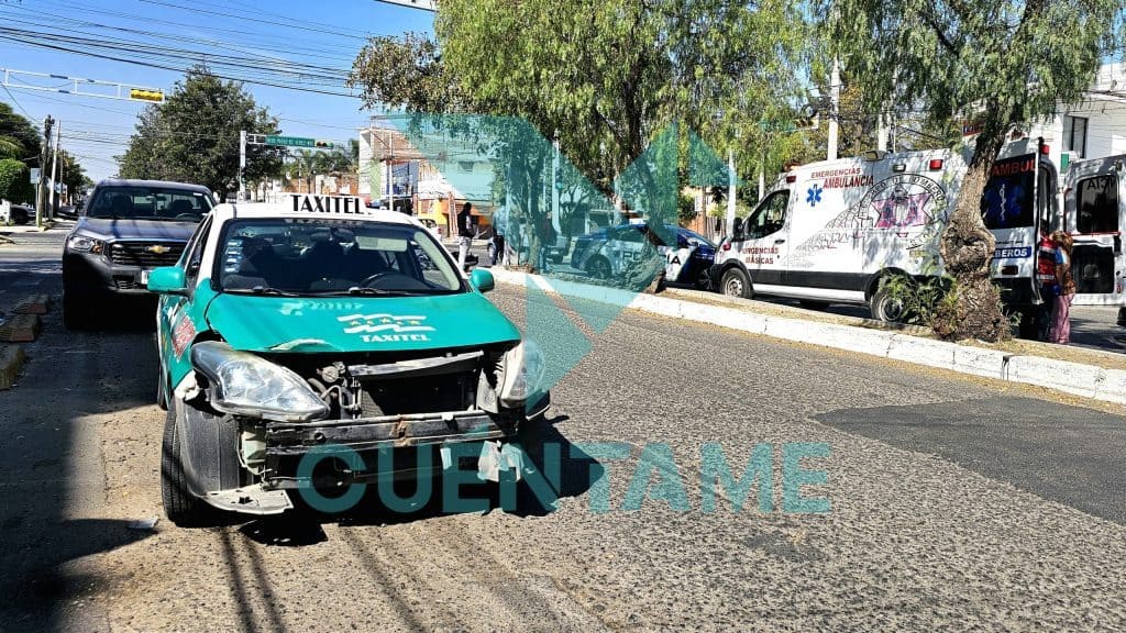 Motociclista choca contra taxista en el cruce Bocanegra y Jerez Choque de taxi y vehículos en calle concurrida, atención de emergencias y seguridad vial.