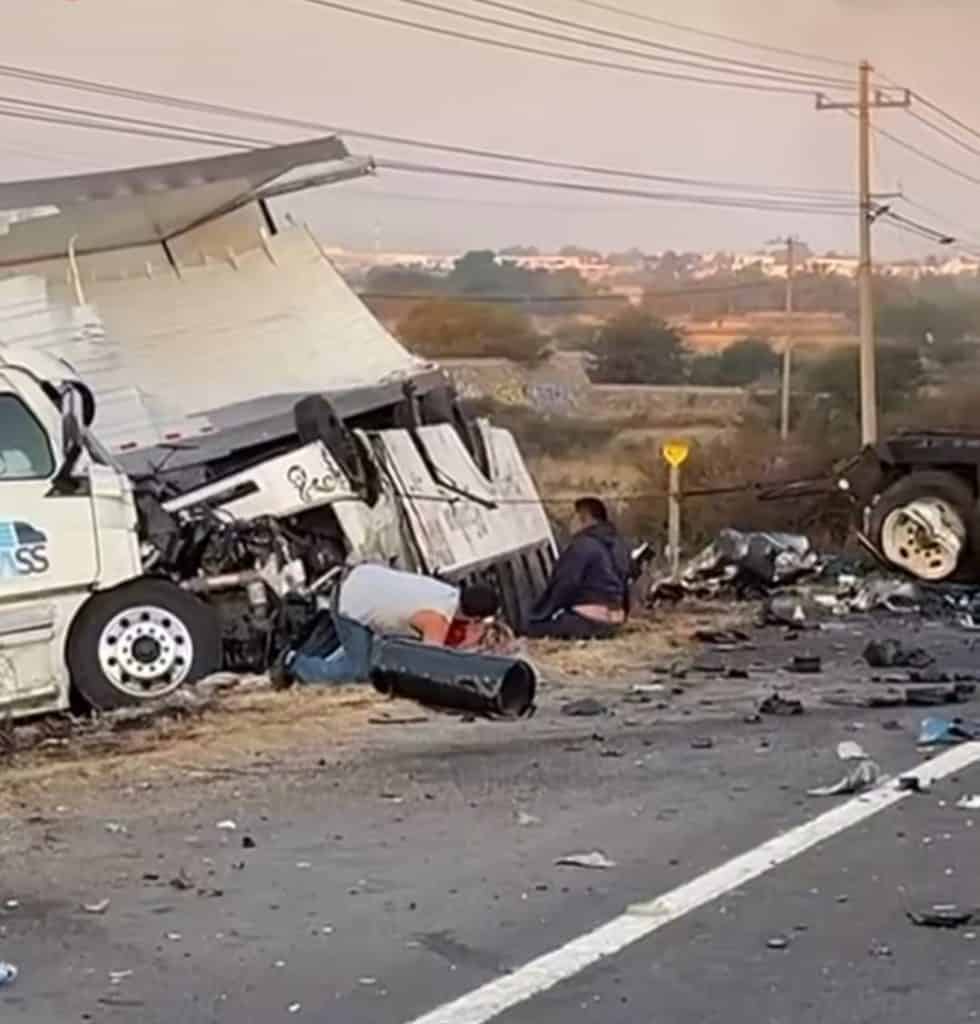 Accidente vial con dos vehículos volcados y personas ayudando en la escena.