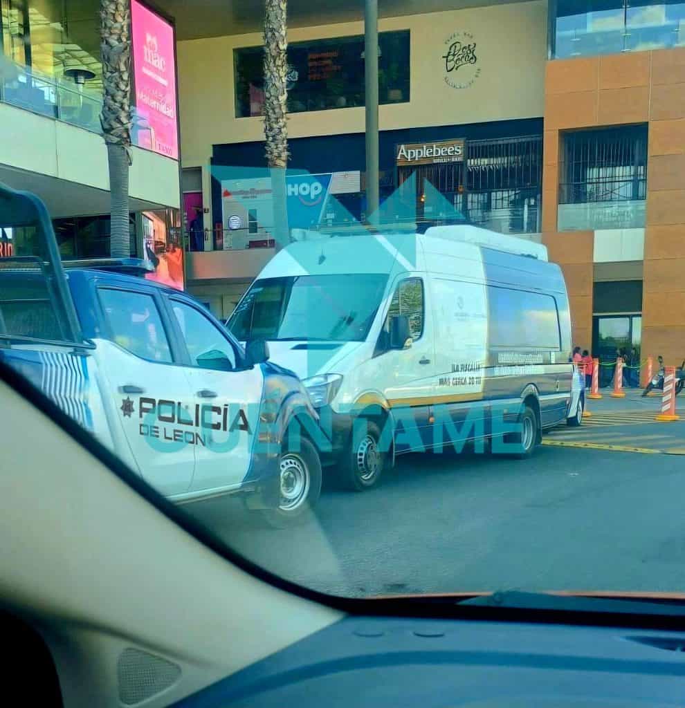 Policía de León en operativo de seguridad en centro comercial en León, México.