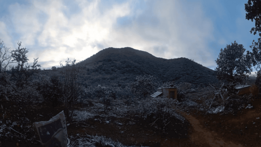 1. Paisaje montañoso con vegetación y cielo nublado en un entorno natural de México.