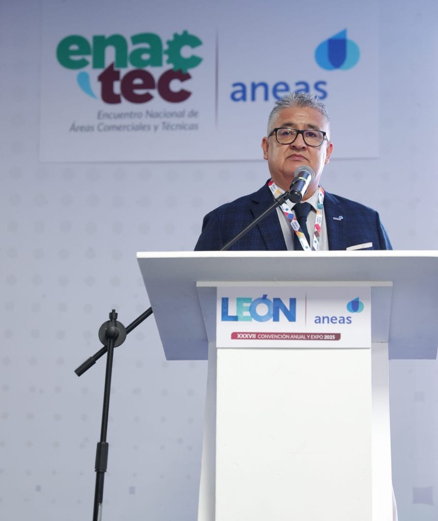 1. Alternativo: Hombre en conferencia en evento de áreas comerciales y tecnológicas en León, Guanajuato.