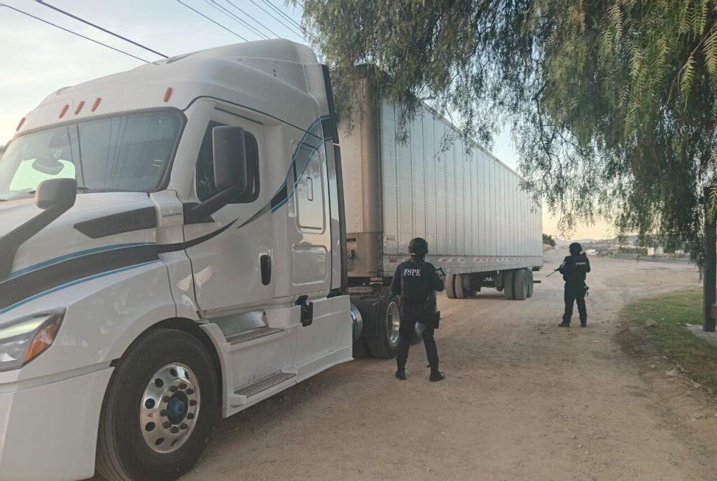 Supuestos oficiales deteniendo un tráiler en carretera de México. Seguridad pública y operativos policiales en acción.
