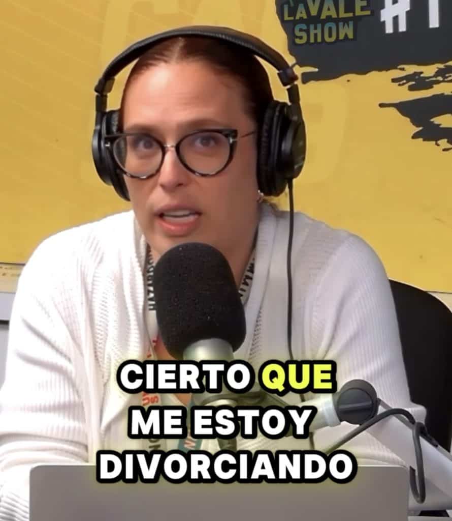 1. Mujer hablando en radio con audífonos y micrófono, contenido humorístico.