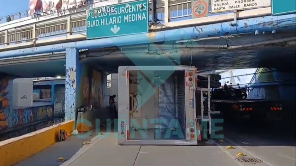 Accidente de autobús volcado en la calle, calles de Ciudad de México, tránsito interrompido.