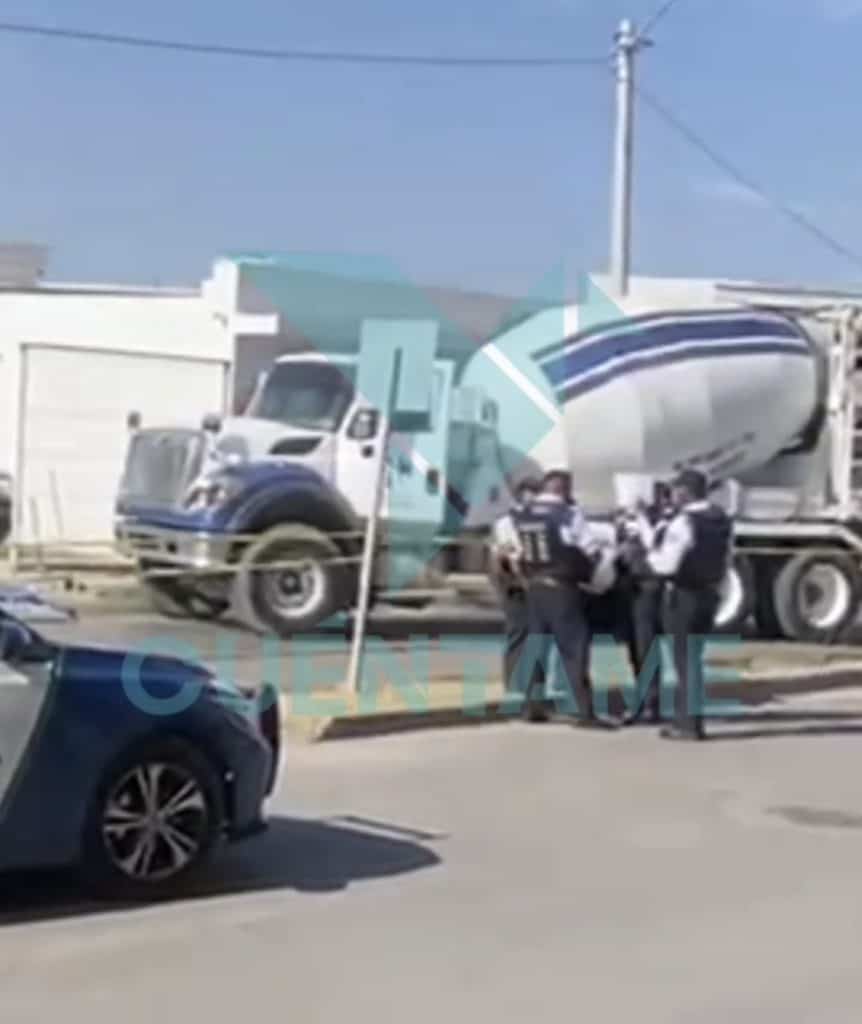 Camión de cemento y policías en la calle, imagen de seguridad vial y control policial en la ciudad.