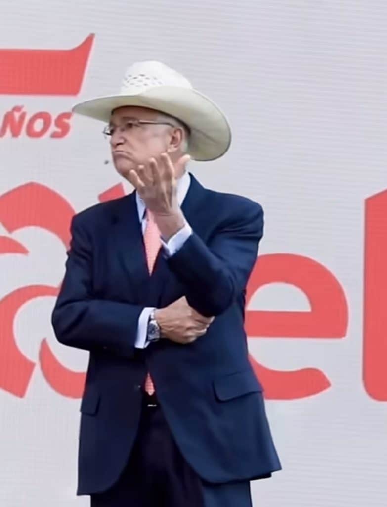 El ‘Tio Richi’ de Grupo Salinas deberá pagar más de 48 mil millones tras fallo histórico de la nueva Suprema Corte Cuidado de imagen, político con sombrero elegante en evento público.