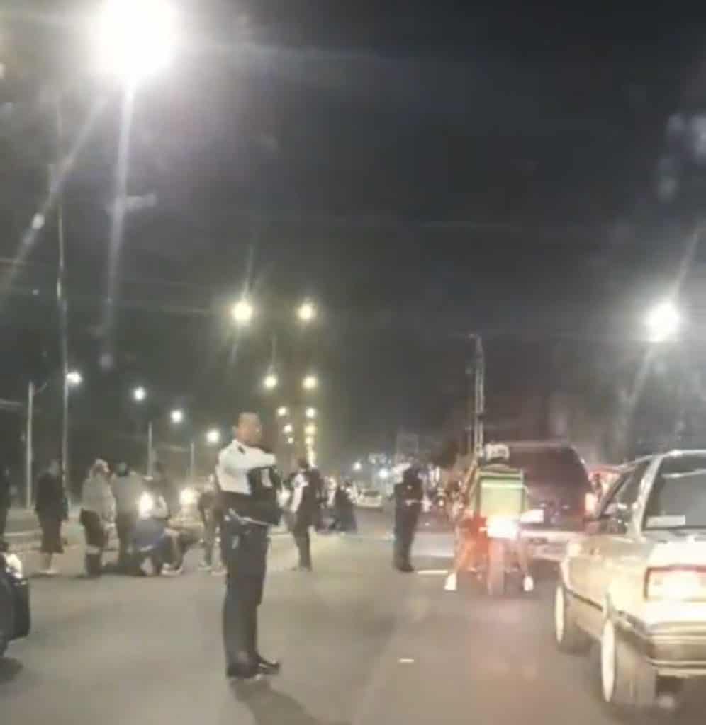 Accidente vial con policías en la noche, imagen de un incidente de tráfico.