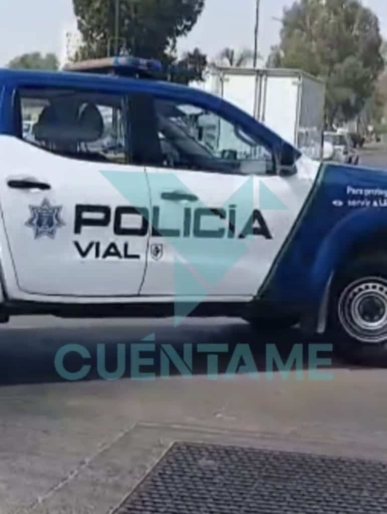 Vehículo de policía vial en sitio de emergencia en la calle, con alerta y protección en acción.
